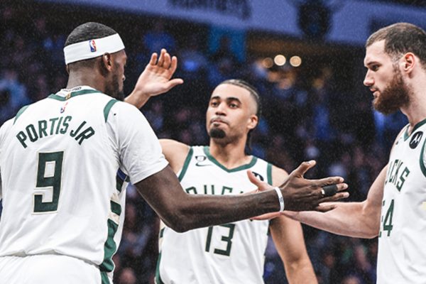 Milwaukee bucks basketball players high-fiving